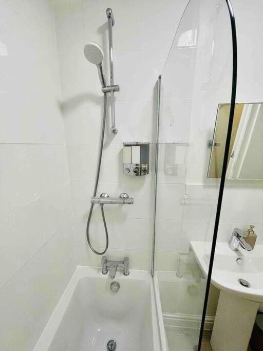 Newly Refurbished, Central Apartment With Permit Parking Bath Luaran gambar