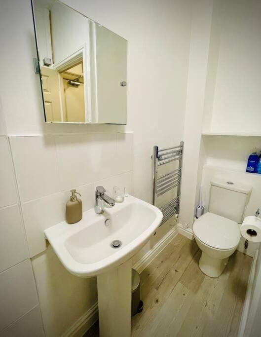 Newly Refurbished, Central Apartment With Permit Parking Bath Luaran gambar