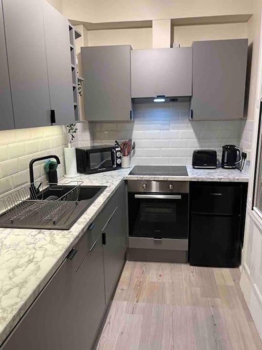Newly Refurbished, Central Apartment With Permit Parking Bath Luaran gambar