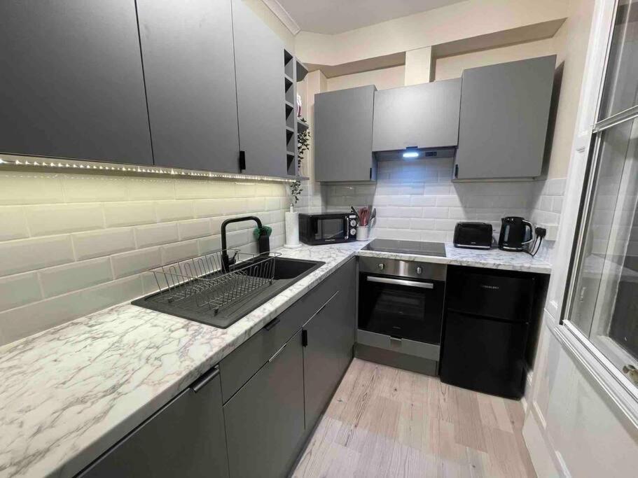 Newly Refurbished, Central Apartment With Permit Parking Bath Luaran gambar