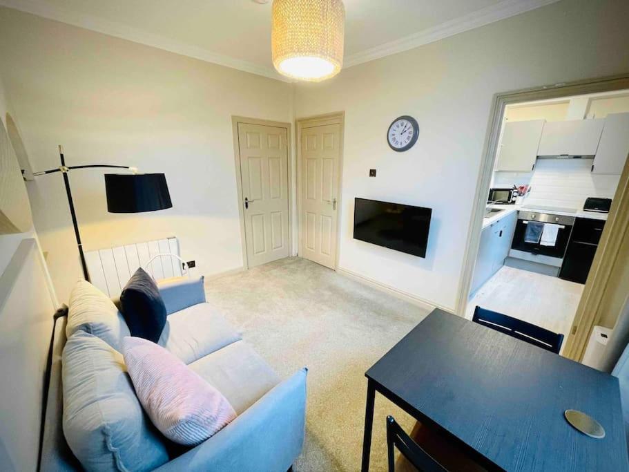 Newly Refurbished, Central Apartment With Permit Parking Bath Luaran gambar