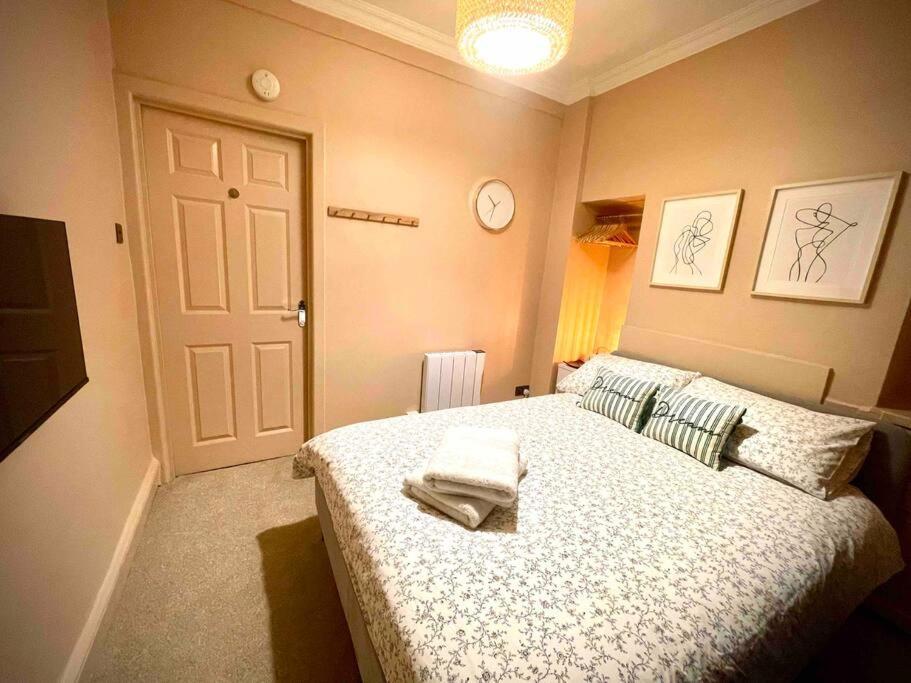 Newly Refurbished, Central Apartment With Permit Parking Bath Luaran gambar